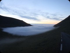 Nebel im Fjord bei Gjógv