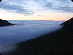 Nebel im Fjord Gjógv