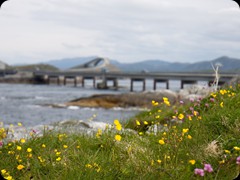 Atlantikstrasse im Hintergrund die berühmte Brücke