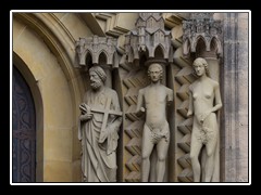 Adam und Eva am Eingangsportal des Dom