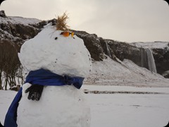 Schneemann am Seljalandsfoss