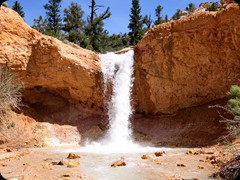 Wasserfall auf dem Mossy Cave Trail im Bryce Canyon