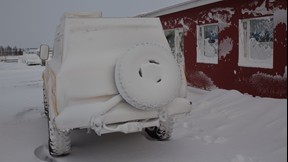 Jeep nach dem Schneesturm